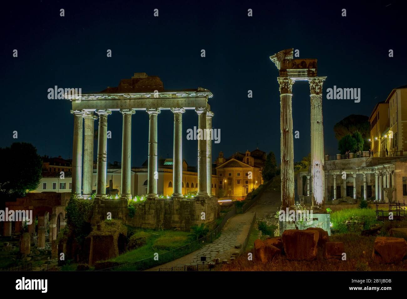 Vue de nuit sur le forum romain. Rome, Italie Banque D'Images