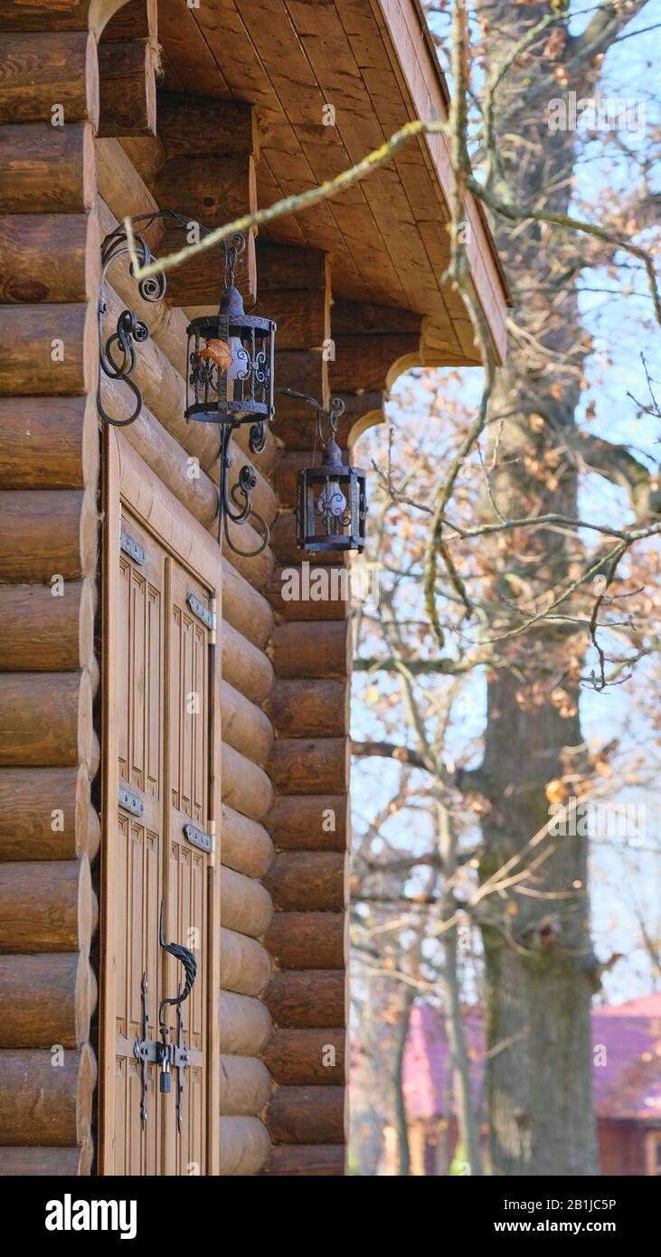 Porte d'entrée d'une maison en bois avec lanternes au-dessus de la vue latérale de la tête Banque D'Images