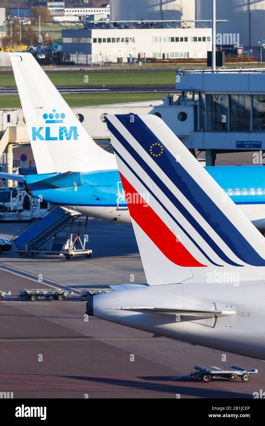 Amsterdam, Pays-Bas – 19 avril 2015 : KLM Royal Dutch Airlines et Air France Airplanes à l'aéroport d'Amsterdam Schiphol (AMS) aux Pays-Bas. Banque D'Images