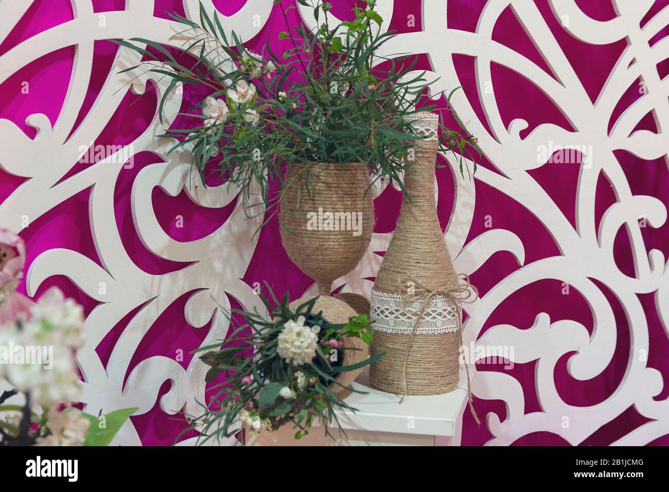 Décoration de mariage, pièces centrales de table avec bouteilles de vin envelopper Banque D'Images