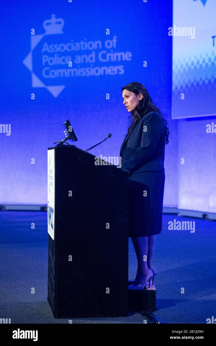 Le secrétaire d'accueil, Priti Patel, prononce un discours lors du sommet conjoint du Conseil national des chefs de police et de l'Association des commissaires à la police et à la criminalité, au Centre de conférence Queen Elizabeth II, à Londres. Banque D'Images