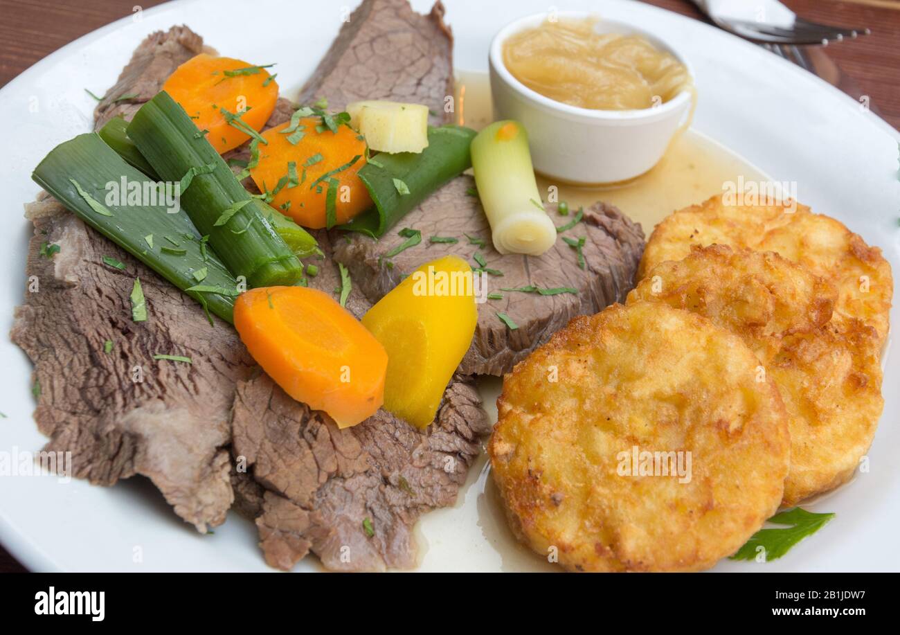 Tafelspitz (filet de boeuf bouilli) avec des légumes et des gâteaux de