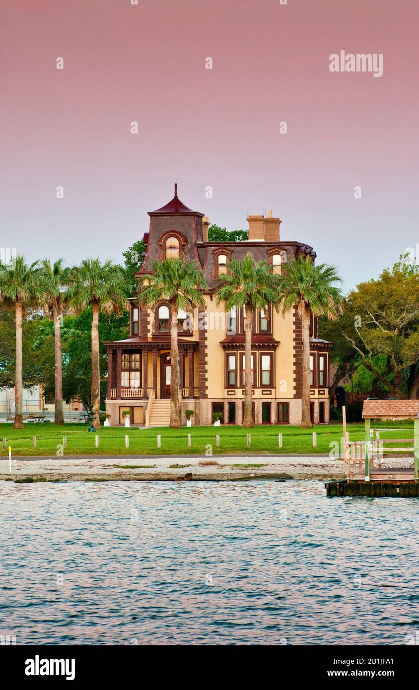 Fulton Mansion, deuxième empire français (1877), lieu historique de l'État, au lever du soleil, au-dessus de la baie Aransas, golfe du Mexique, côte du Golfe, Rockport, Texas, États-Unis Banque D'Images