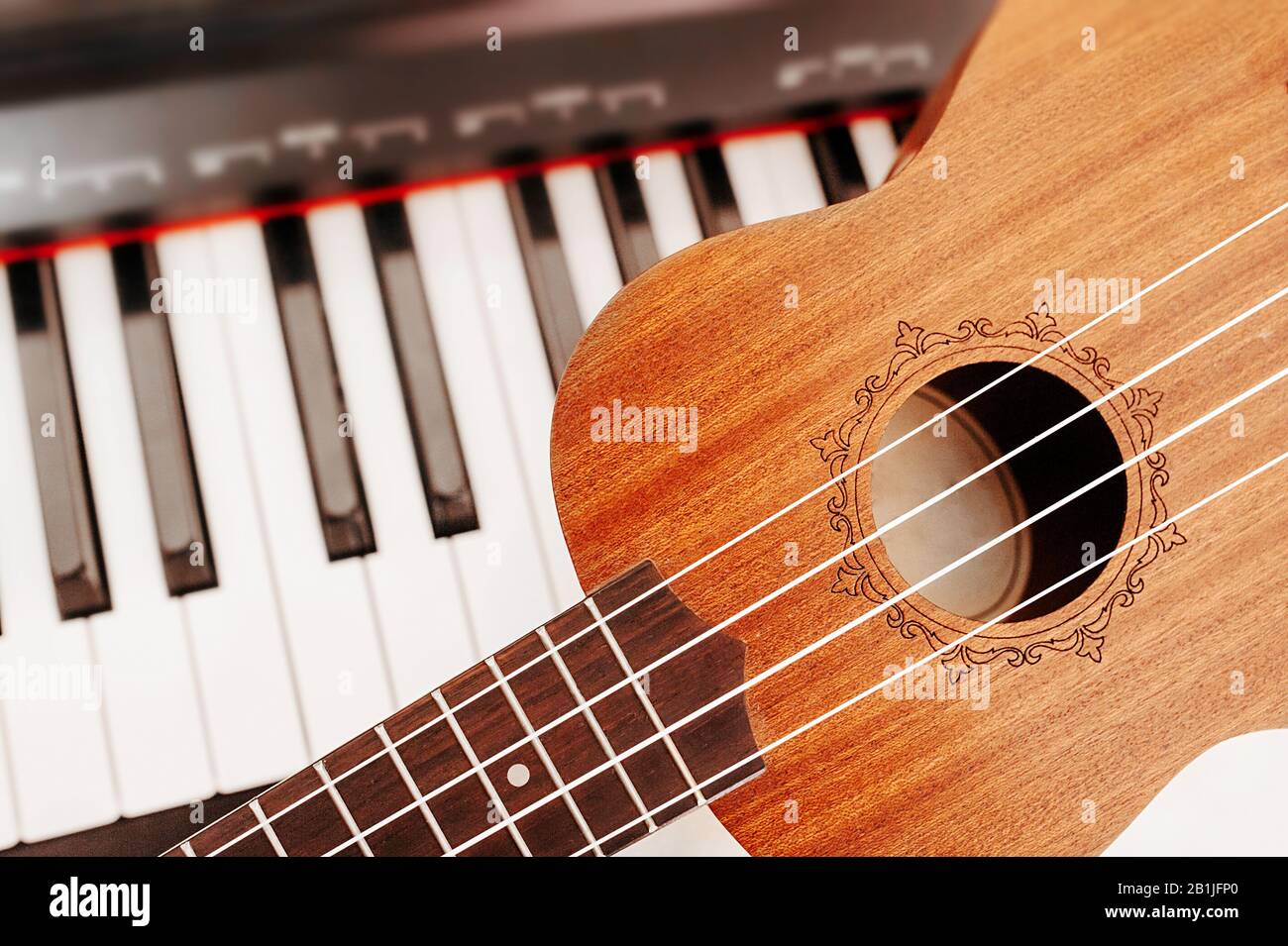 Instruments de musique ukulele ukulele traditionnel sur le fond d'un  synthétiseur de piano électrique. Apprendre à jouer des instruments de  musique. Amour du musi Photo Stock - Alamy
