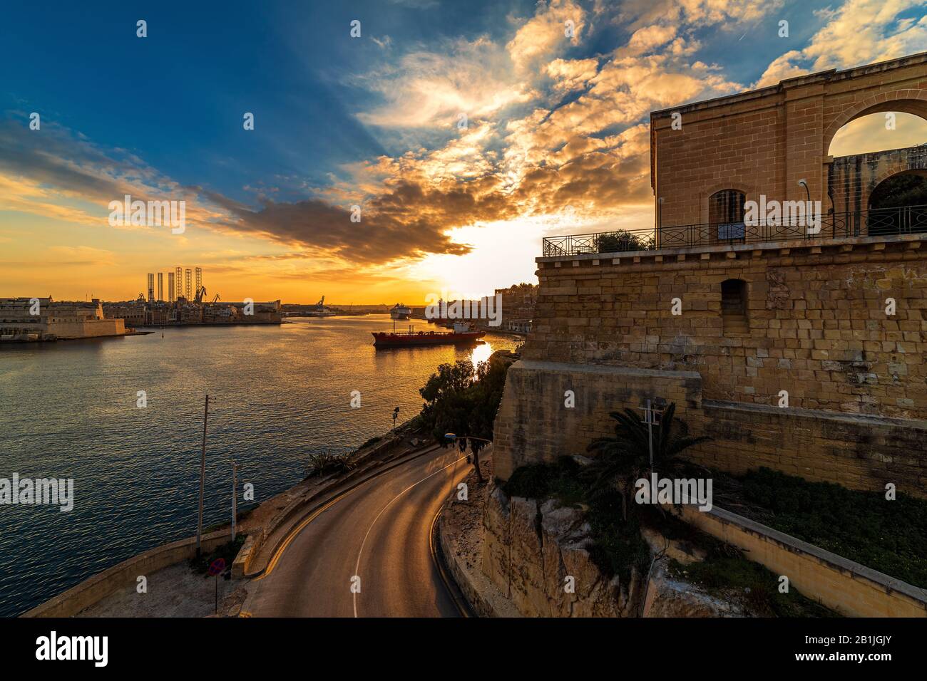 Magnifique coucher de soleil sur la mer Méditerranée et la baie de Malte vue de la Valette. Banque D'Images