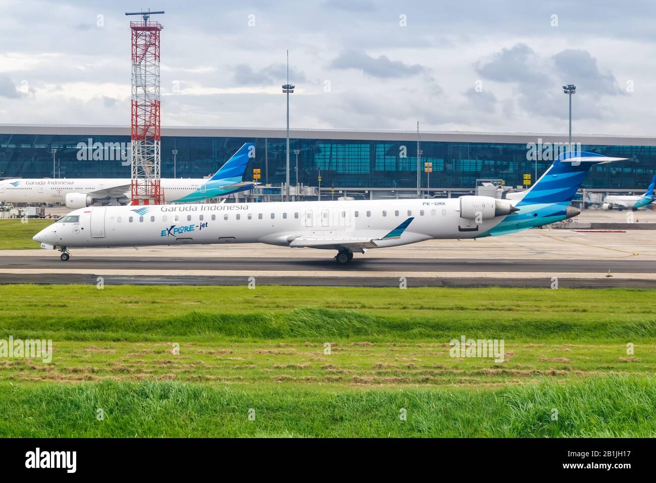 Jakarta, Indonésie – 28 janvier 2018 : Garuda Indonésie Explore Jet Bombardier CRJ 1000 avion à l'aéroport de Jakarta (CGK) en Indonésie. Banque D'Images