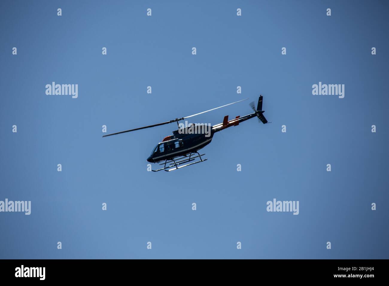 Terrain d'aviation sportif avec piste d'atterrissage et hélicoptère sur pelouse à Wenden Banque D'Images