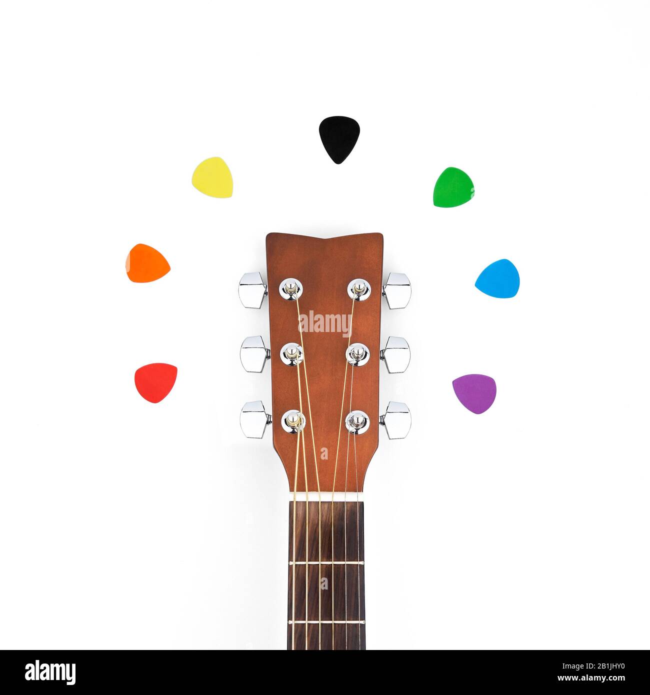 Sélection colorée autour de la tête de guitares acoustiques. Plat isolé Banque D'Images