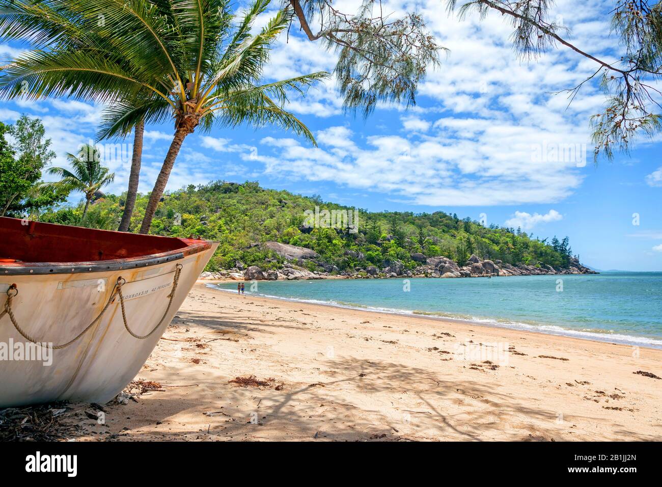 Bateau sur la plage de Magnetic Island, Australie Banque D'Images