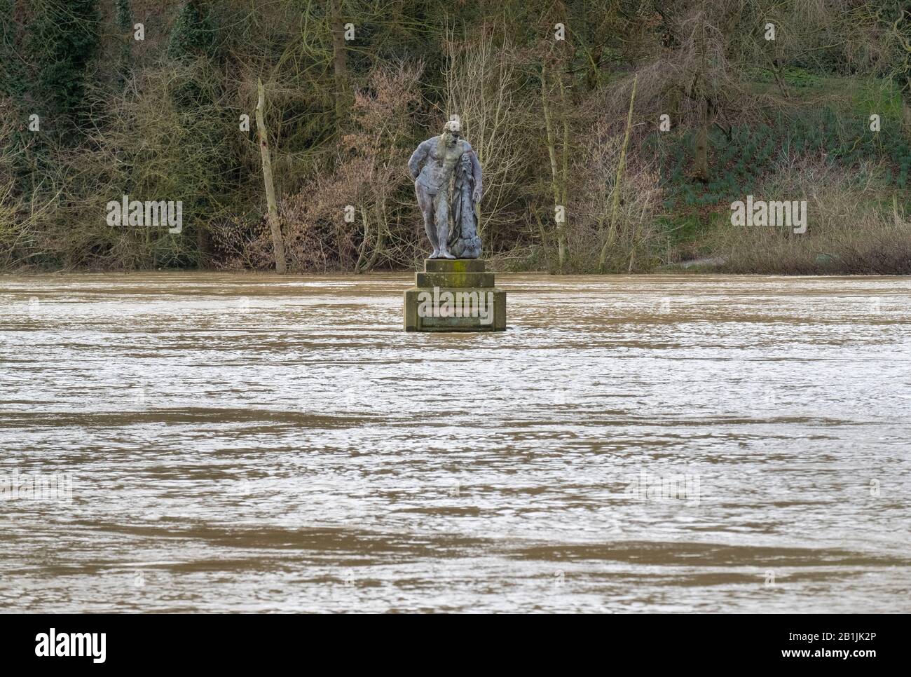 Statue d'Hercules entourée par la rivière Severn inondation dans la carrière, Shrewsbury, Shropshire, Angleterre, Royaume-Uni Banque D'Images