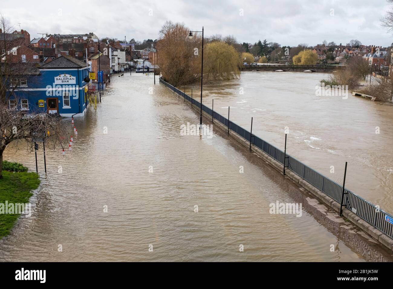 Smithfield Road inondé par la rivière Severn adjacente à Shrewsbury, Shropshire, Angleterre, Royaume-Uni Banque D'Images