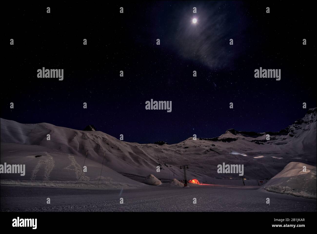 Engstligenalp, Adelboden la nuit avec des lumières de la lune, des groomers de neige et un bar de ski Des Aprés Banque D'Images