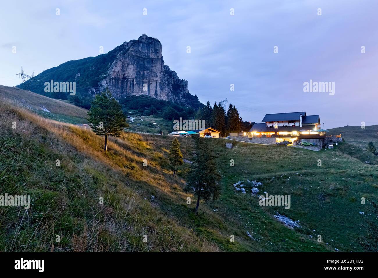 Le Rifugio 'Antonio Giuriolo' dans le col de Campogrosso. En arrière-plan le mont la Sisilla. Piccole Dolomiti, Province De Vicence, Vénétie, Italie. Banque D'Images