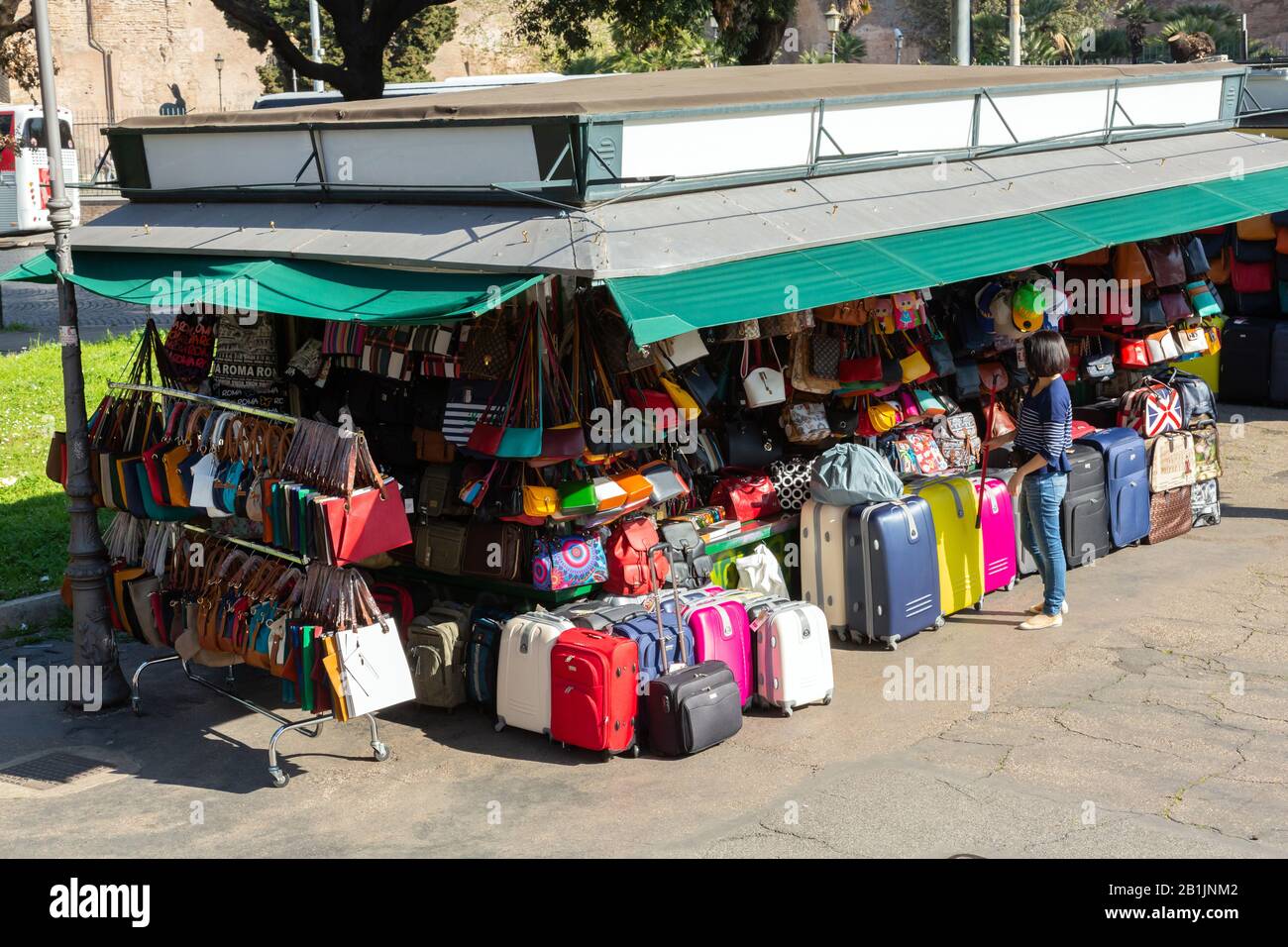 Étals de marché de rue vendant des sacs à main et des valises à Rome, Italie Banque D'Images