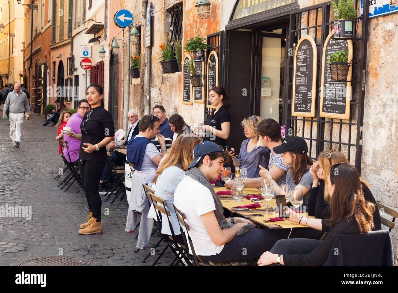 Clients à des tables à l'extérieur d'un restaurant italien à Rome, Italie Banque D'Images