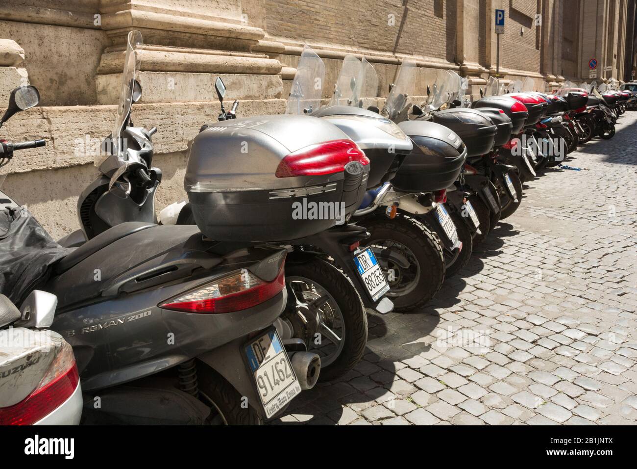 Ligne de scooters stationnés à Rome, Italie Banque D'Images