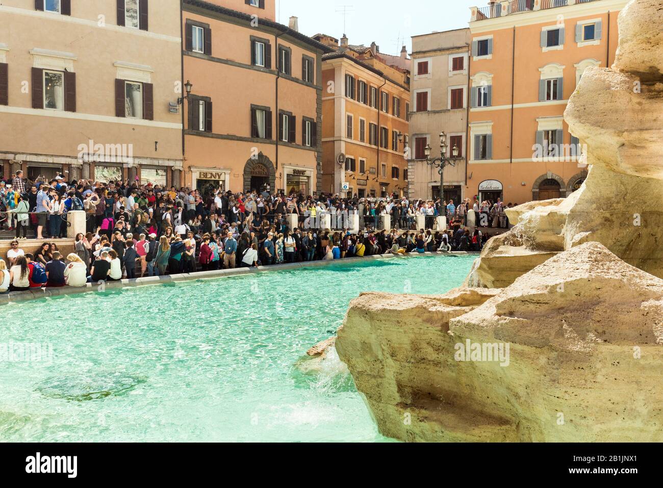 Touristes visitant la fontaine de Trevi à Rome, Italie, 2017 Banque D'Images