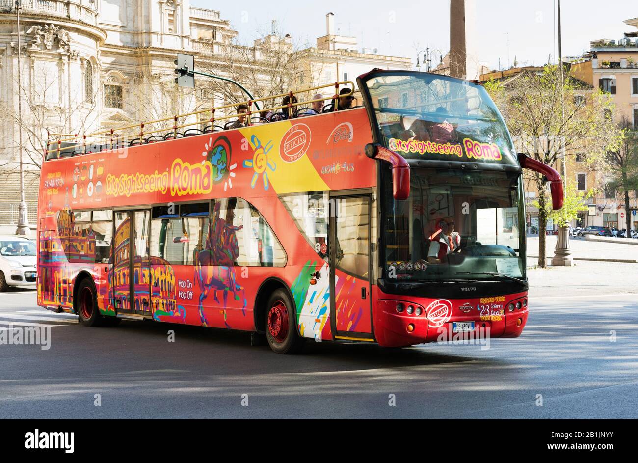 Bus à arrêts multiples à Rome, Italie Banque D'Images