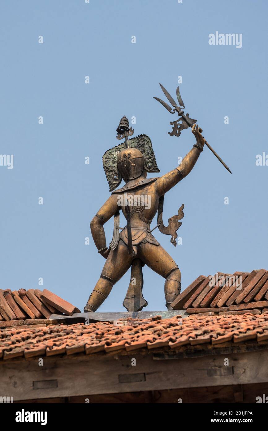 Figure guildée de Hanuman sur le toit de l'entrée de Kesenv Narayan Chowk à Durbar Square à Lalitpur (Patan), vallée de Katmandou, Népal Banque D'Images