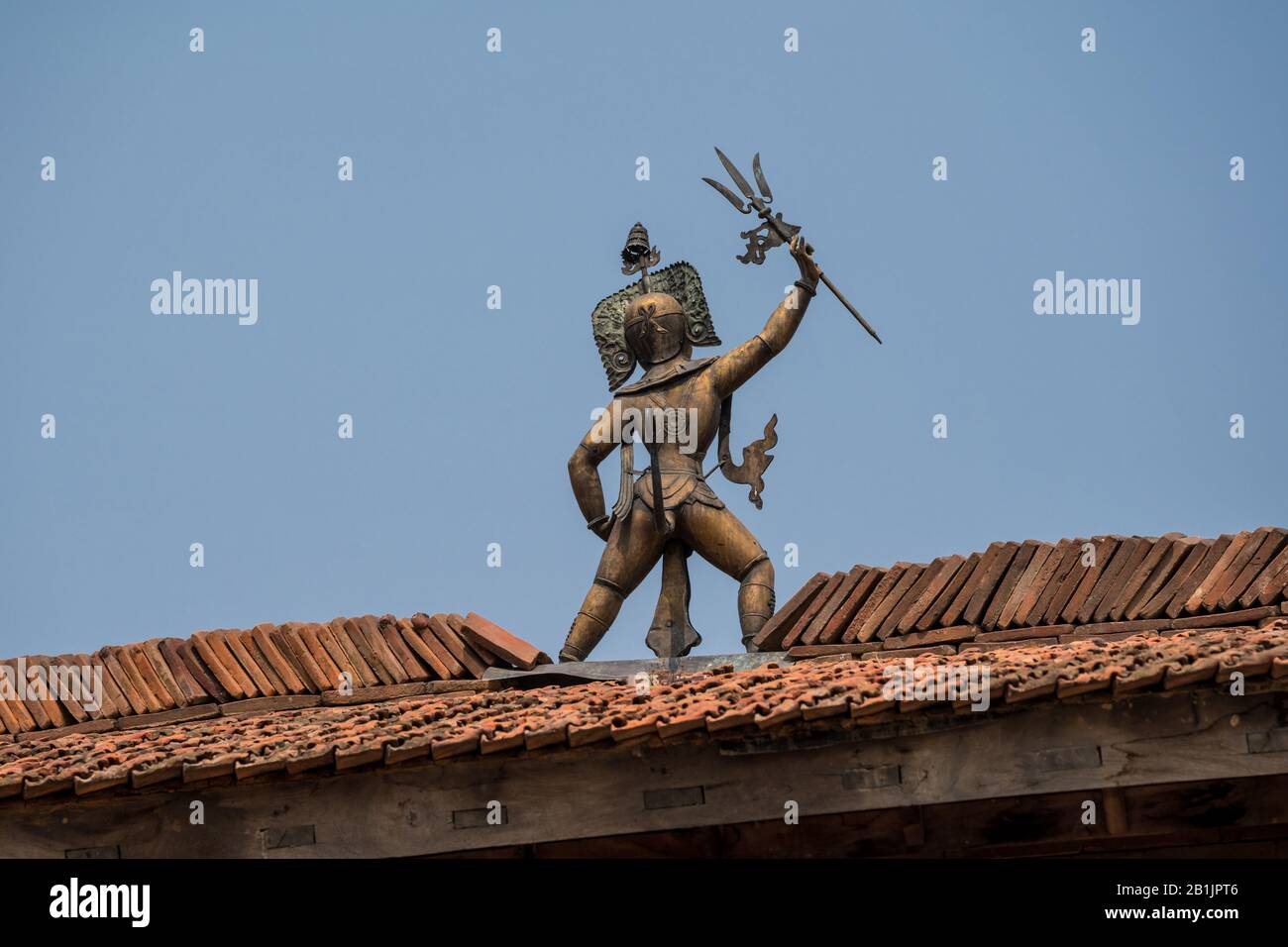 Figure guildée de Hanuman sur le toit de l'entrée de Kesenv Narayan Chowk à Durbar Square à Lalitpur (Patan), vallée de Katmandou, Népal Banque D'Images