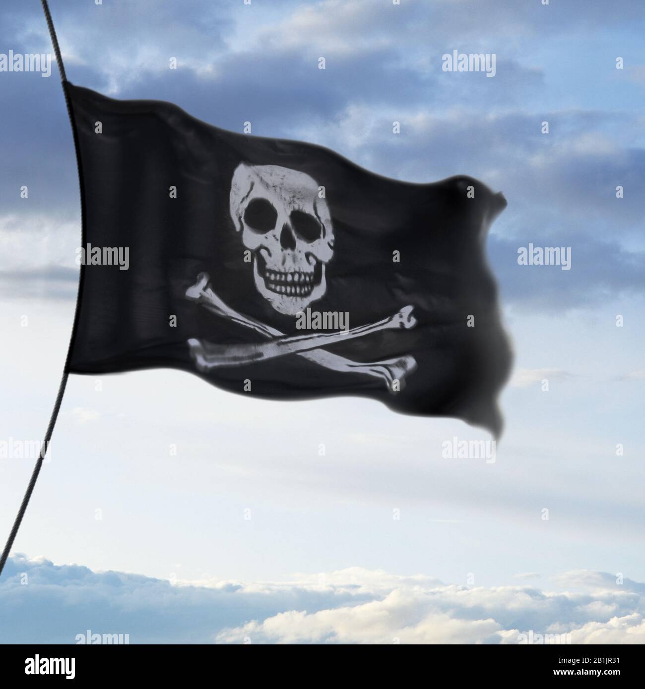 Drapeau de pirate, Jolly Roger, a atterré contre le ciel. Crâne et os croisés drapeau noir Banque D'Images