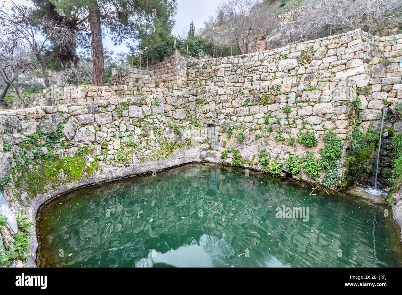 Une ancienne piscine de source de sataf, au pied d'une vieille ville abandonnée, était autrefois utilisée pour l'irrigation et le lavage des vêtements, la réserve de sataf, Jérusalem, Banque D'Images