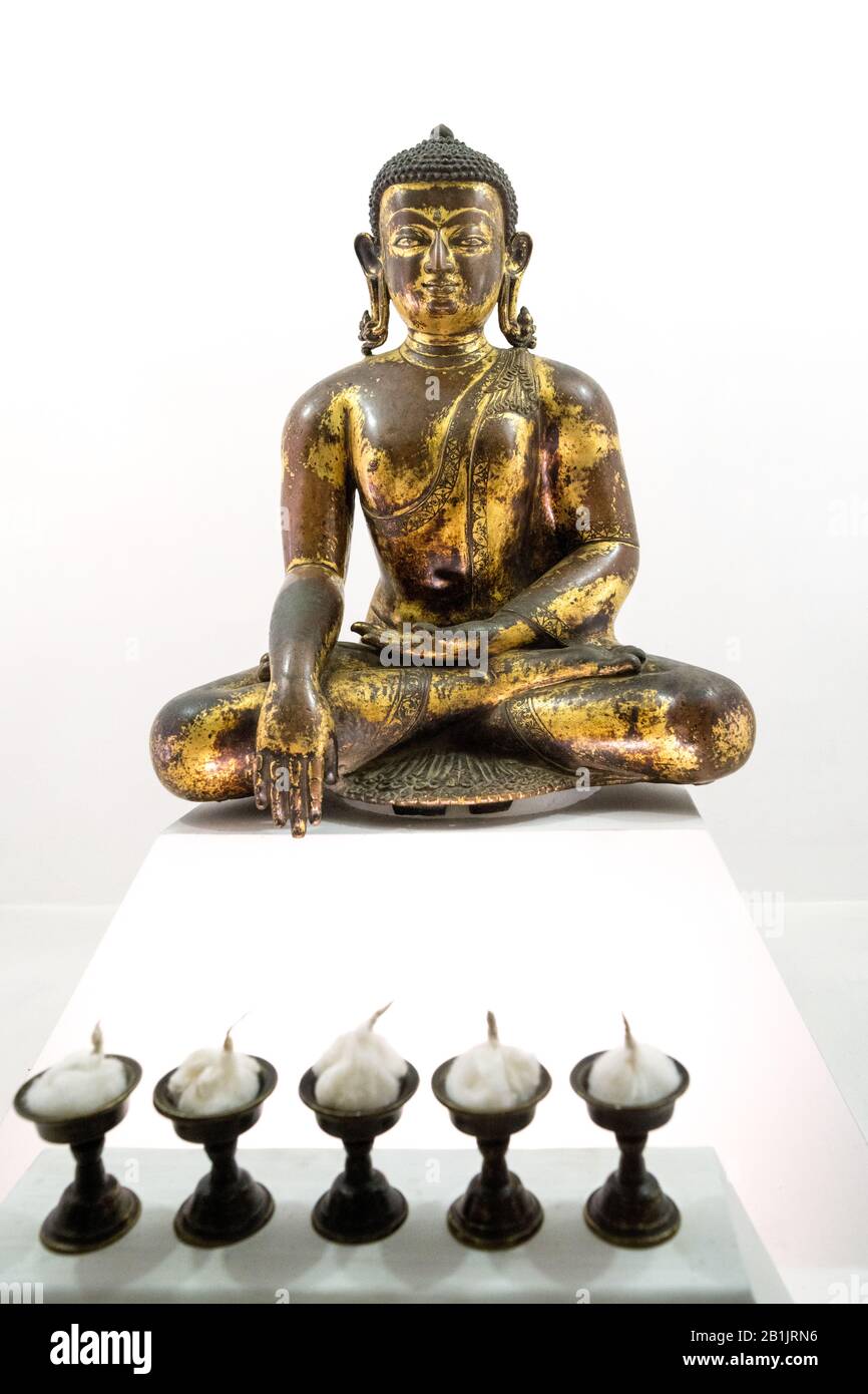 Statue du XIIe siècle de Shakyamuni, le Bouddha historique, sur l'exposition du musée de Patan, vallée de Katmandou, Népal Banque D'Images