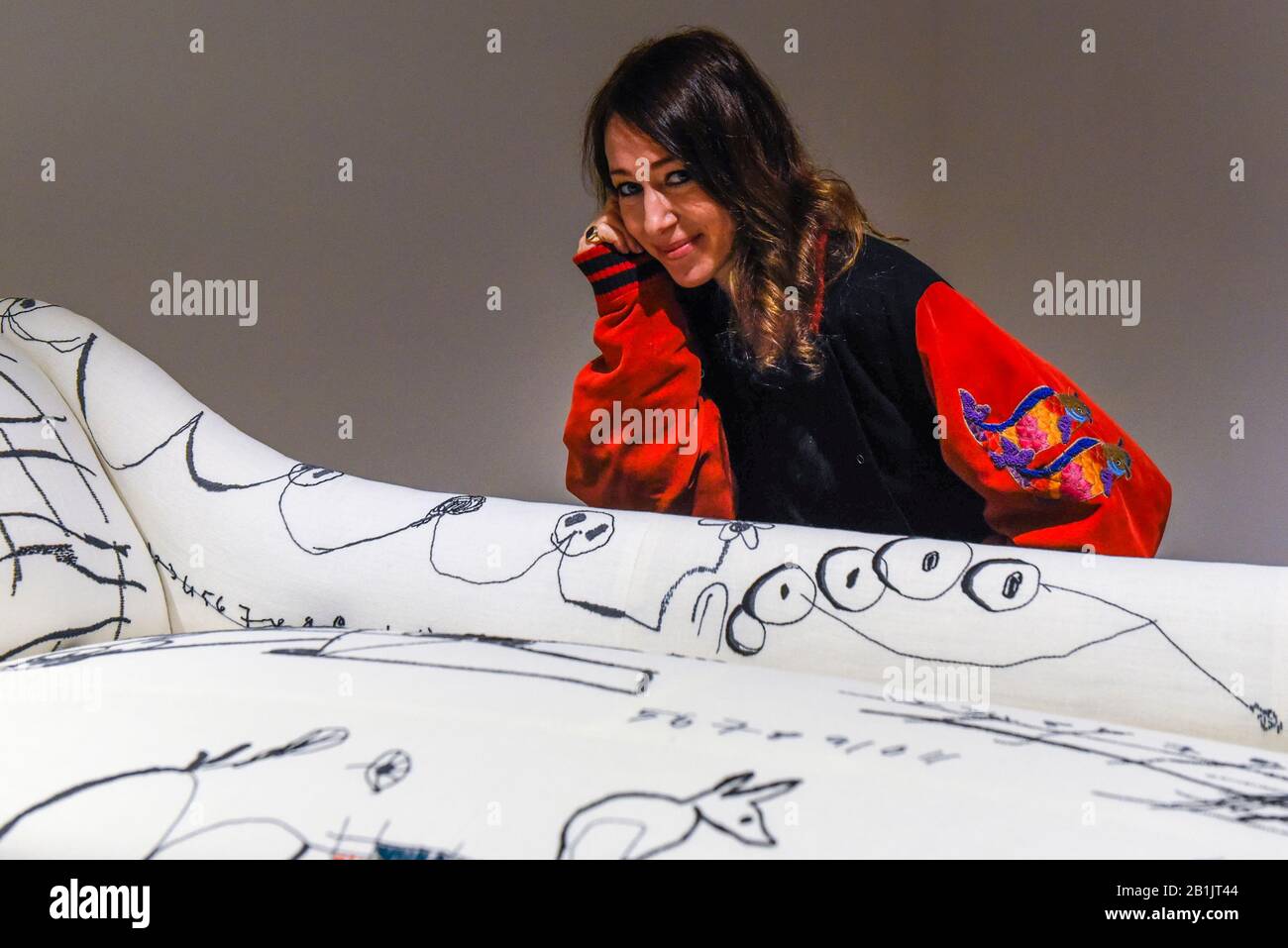 Londres, Royaume-Uni. 26 Février 2020. L'artiste Annie Morris pose avec son travail, une chaise longue d'époque décorée, appelée « Hope From a Thin Line », 2019 (prix De Départ 8 000 GBP). Aperçu de « Human Touch », une exposition d'œuvres d'art uniques réalisées par des artistes contemporains internationaux en collaboration avec des cousues dans les prisons britanniques. En association avec l'œuvre caritative Fine Cell, les œuvres d'art sont exposées à la rue New Bond de Sotheby du 26 février au 3 mars 2020. Crédit: Stephen Chung / Alay Live News Banque D'Images