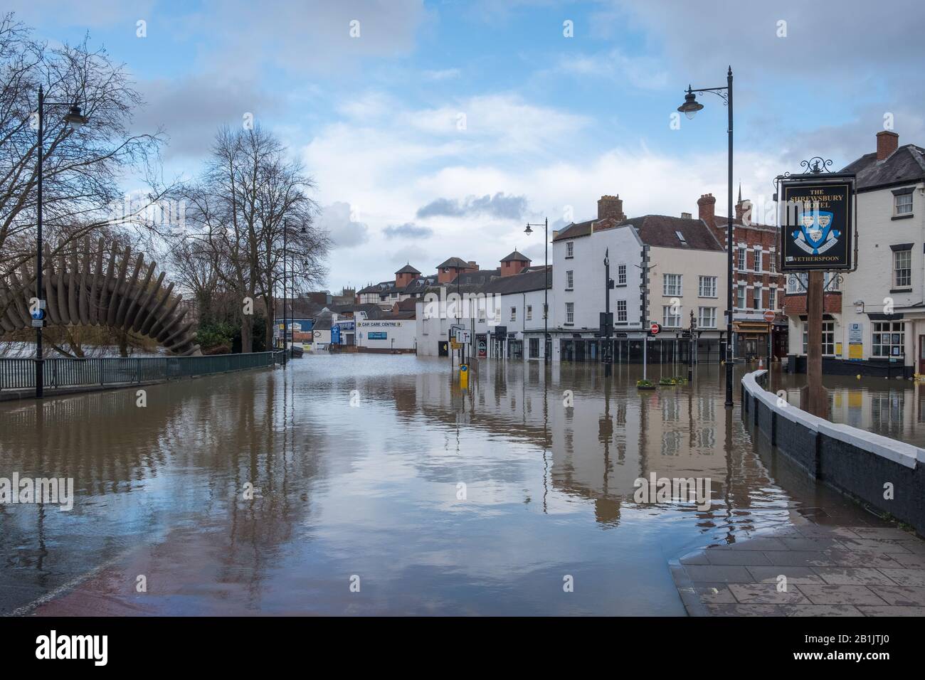 Shrewsbury, Shropshire 25 Février 2020. Des niveaux d'eau sans précédent sur la rivière Severn ont causé de graves inondations dans tout Shrewsbury. Banque D'Images