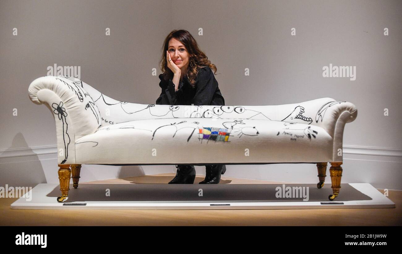 Londres, Royaume-Uni. 26 Février 2020. L'artiste Annie Morris pose avec son travail, une chaise longue d'époque décorée, appelée « Hope From a Thin Line », 2019 (prix De Départ 8 000 GBP). Aperçu de « Human Touch », une exposition d'œuvres d'art uniques réalisées par des artistes contemporains internationaux en collaboration avec des cousues dans les prisons britanniques. En association avec l'œuvre caritative Fine Cell, les œuvres d'art sont exposées à la rue New Bond de Sotheby du 26 février au 3 mars 2020. Crédit: Stephen Chung / Alay Live News Banque D'Images