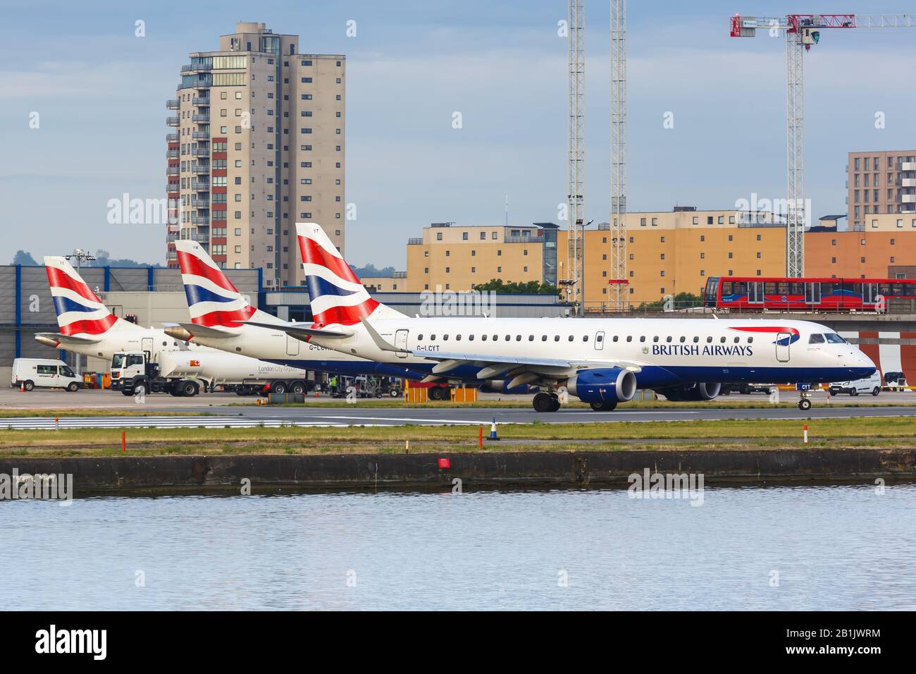 Londres, Royaume-Uni – 8 juillet 2019 : British Airways BA Cityflyer Embraer 190 avion à l'aéroport de London City (LCY) au Royaume-Uni. Banque D'Images