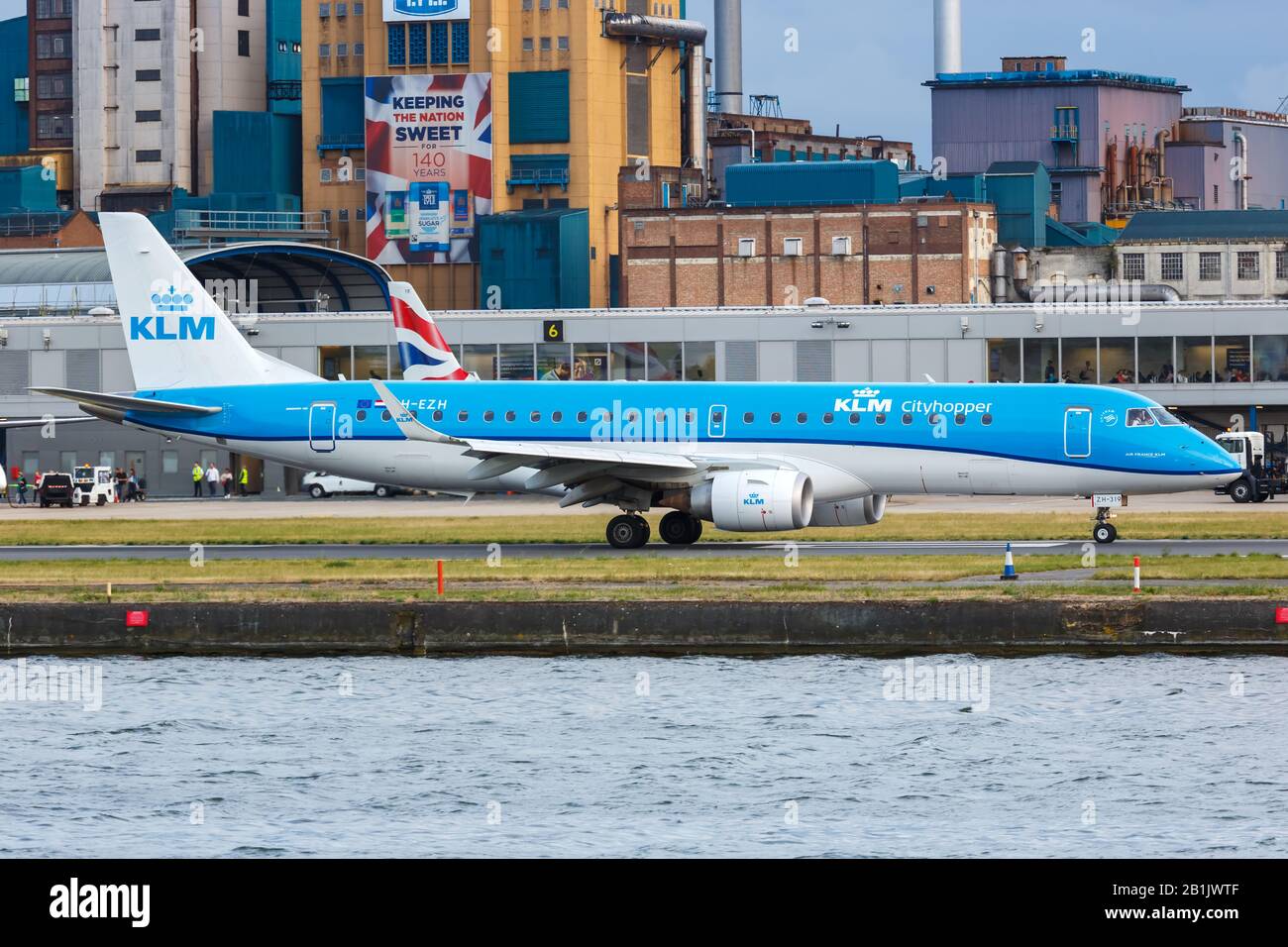 Londres, Royaume-Uni – 7 juillet 2019 : avion KLM cityhopper Embraer 190 à l'aéroport de Londres City (LCY) au Royaume-Uni. Banque D'Images