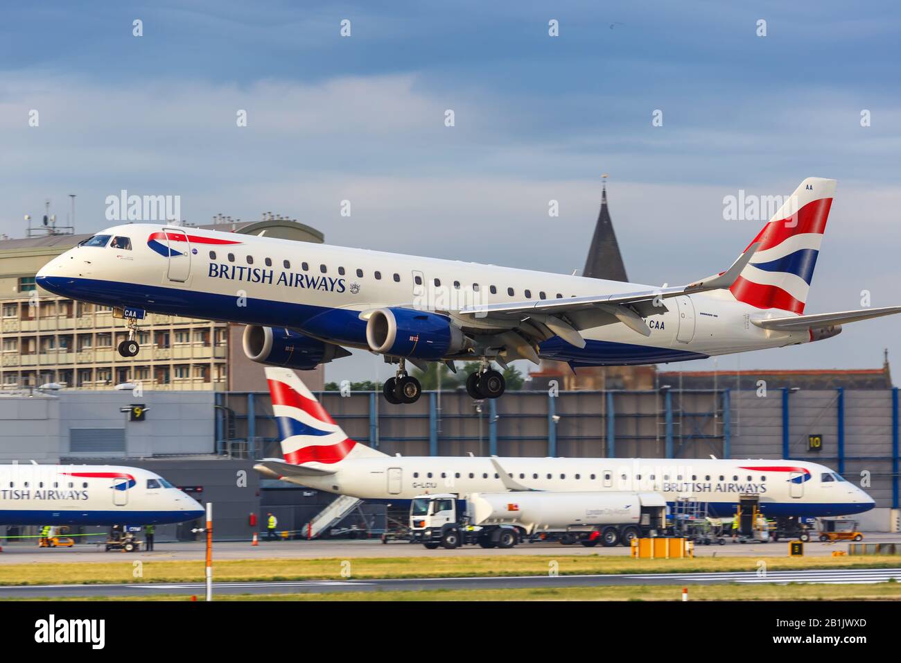 Londres, Royaume-Uni – 8 juillet 2019 : British Airways BA Cityflyer Embraer 190 avion à l'aéroport de London City (LCY) au Royaume-Uni. Banque D'Images