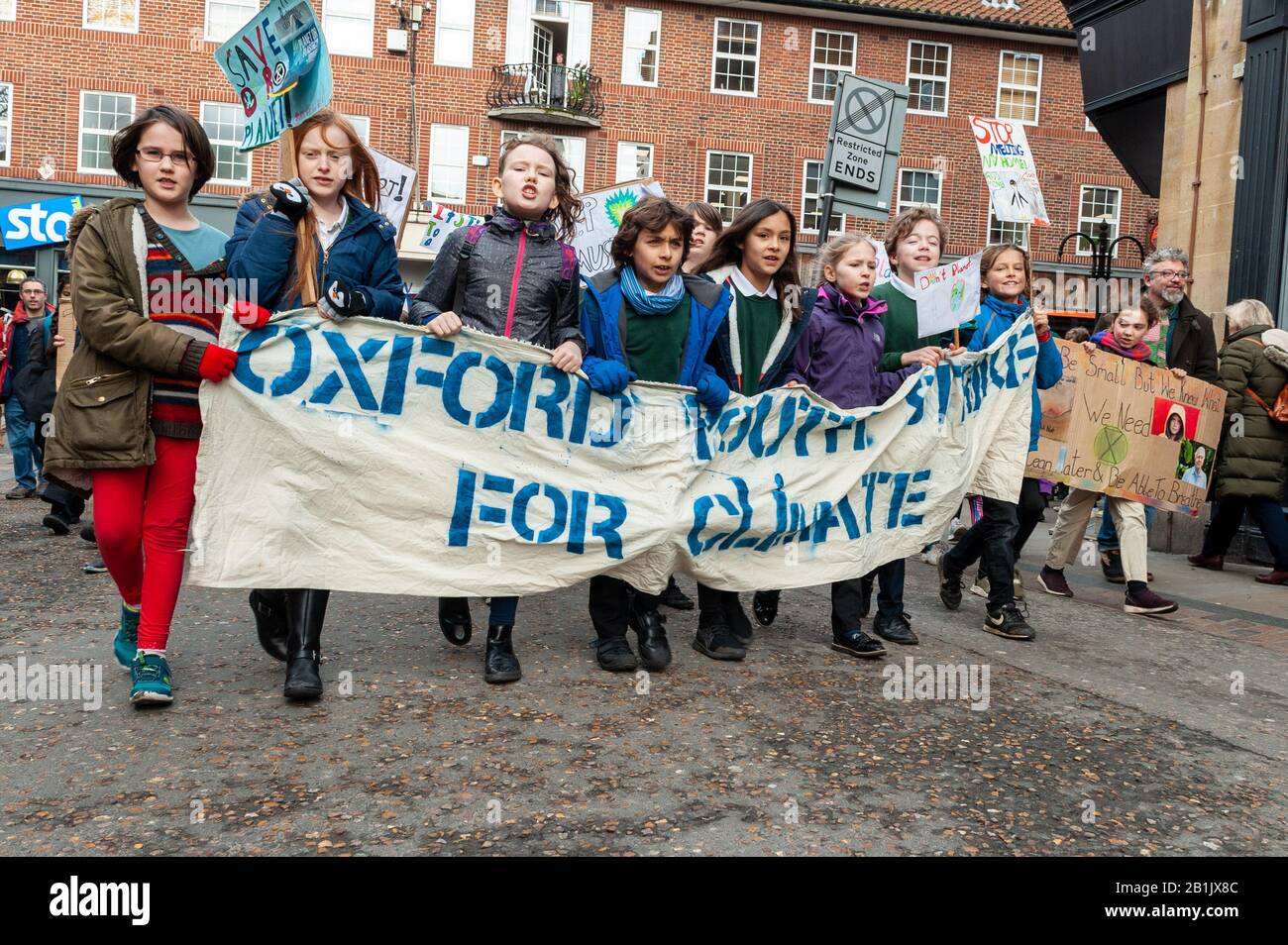 De jeunes manifestants qui ont conduit la marche dans le centre d'Oxford, au Royaume-Uni, dans le cadre de la grève des jeunes pour la Saint-Valentin, à l'occasion de l'anniversaire de la première grève des jeunes britanniques pour le climat en 2019. Banque D'Images