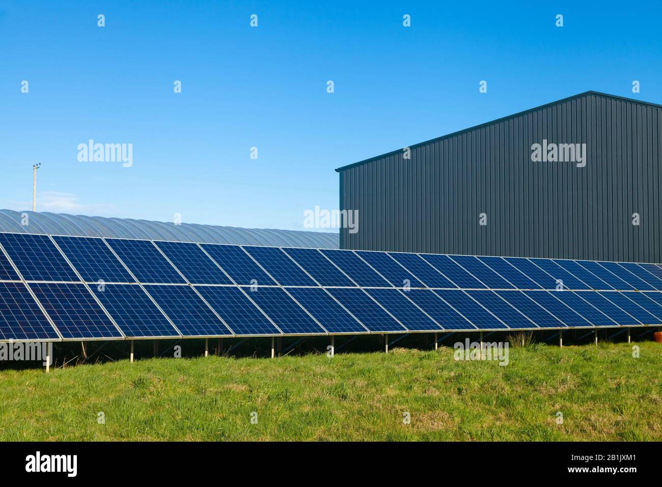 Une rangée de panneaux solaires sur une ferme près d'Anstruther Fife Ecosse. Banque D'Images