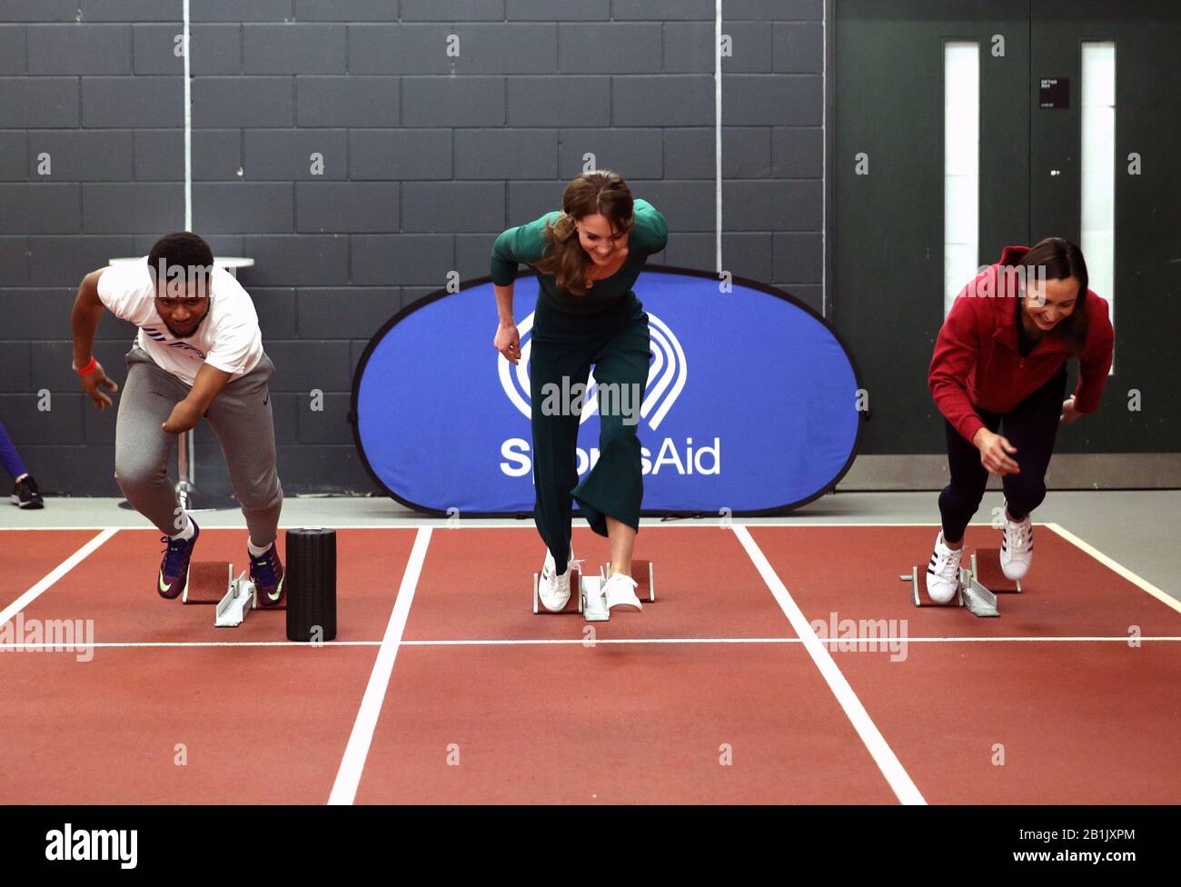 La duchesse de Cambridge (centre) se dispute contre le sprinter para-athlète Emmanuel Oyinbo-Coker et heptathlete Jessica Ennis-Hill, lors d'un événement SportsAid au stade de Londres à Stratford, Londres. Banque D'Images