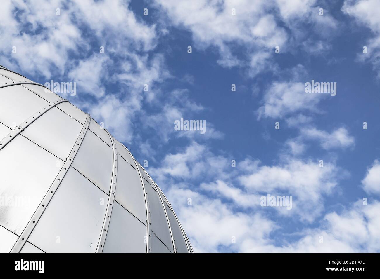 Dôme d'observatoire brillant sous le ciel bleu, photo d'arrière-plan abstraite Banque D'Images