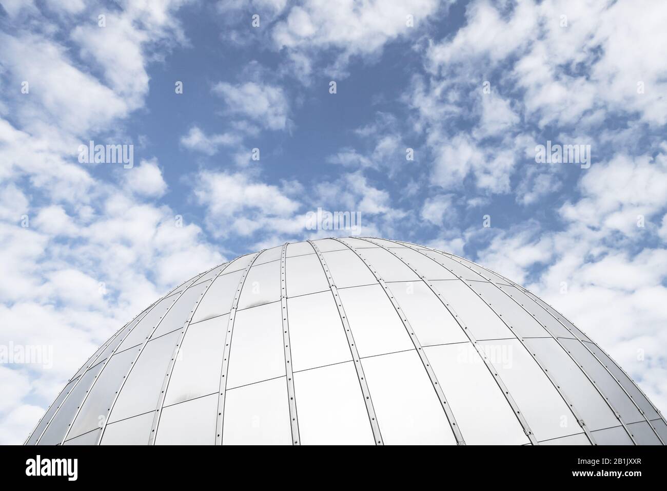 Dôme d'observatoire métallique brillant sous ciel bleu nuageux, photo d'arrière-plan abstraite Banque D'Images