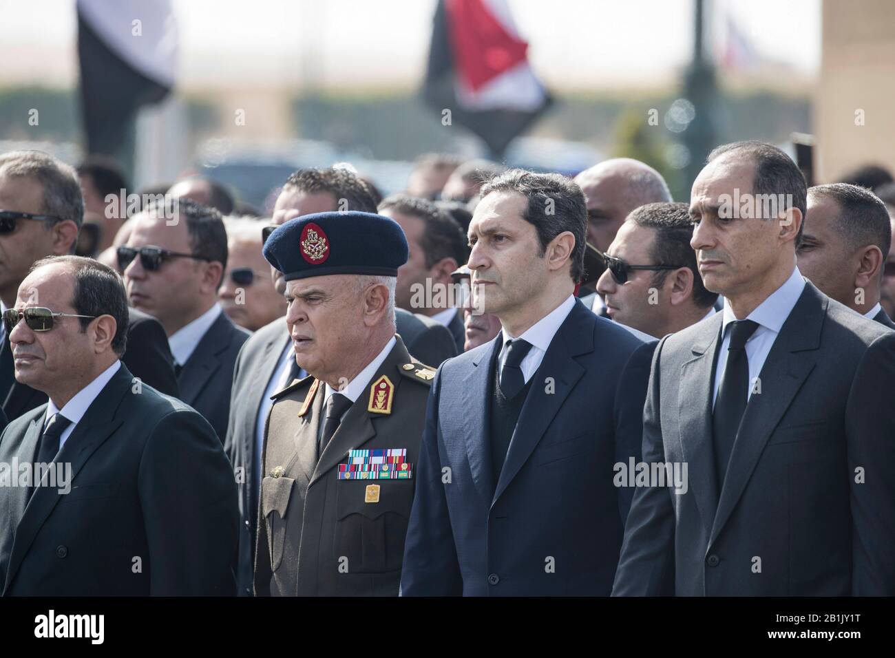 Le Caire, Egypte. 26 février 2020. (L-R) le Président égyptien Abdel Fattah el-Sisi, Chef d'état-major des forces armées le Lieutenant-général Mohamed Farid Hegazy, Alaa Moubarak, fils aîné de l'ancien Président égyptien Hosni Moubarak, et son frère Gamal, participent aux funérailles militaires de Moubarak à la mosquée El-Mosheer Tantawy. Moubarak, qui dirigeait l'Égypte depuis trois décennies, est décédé mardi dans un hôpital du Caire âgé de 91 ans. Crédit: Gehad Hamdy/Dpa/Alay Live News Banque D'Images