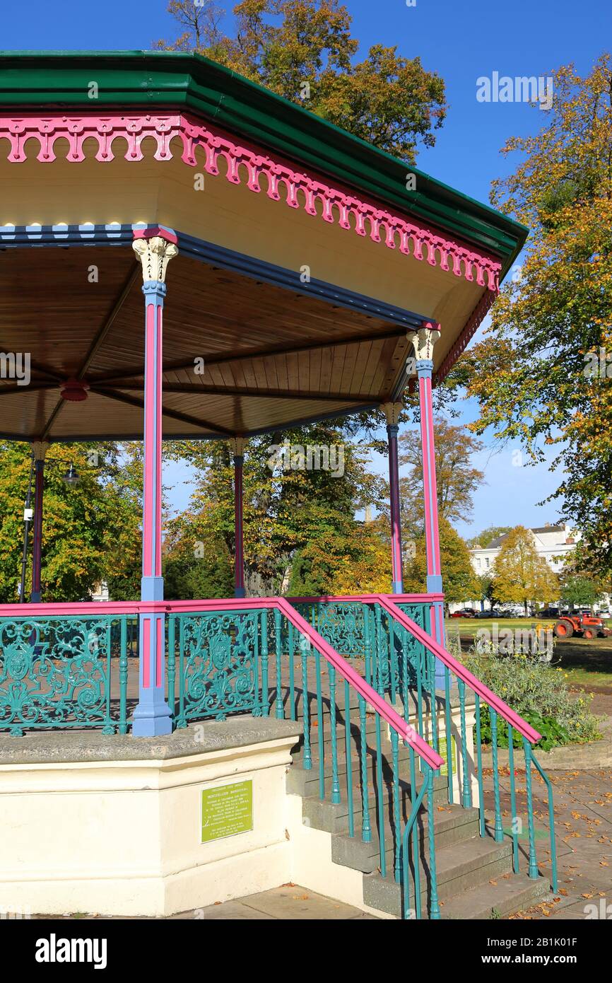 Kiosque à bande dans les jardins de Montpellier Cheltenham peut-être le plus ancien kiosque à bande au Royaume-Uni Banque D'Images