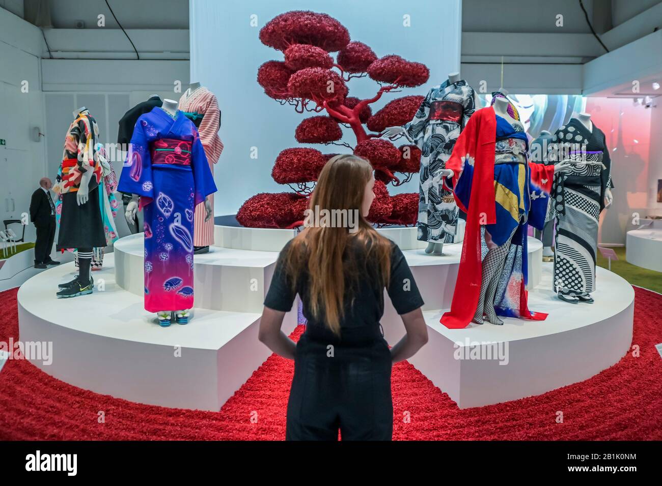 Londres, Royaume-Uni. 26 février 2020. Kimono: Kyoto to Catwalk - une nouvelle exposition au V&A explore un symbole du Japon. Le kimono est souvent perçu comme traditionnel, intemporel et immuables, mais cette exposition présente le vêtement comme une icône dynamique et en constante évolution de la mode. Il comprend de rares kimono du XVIIe et du XVIIIe siècle exposés pour la première fois au Royaume-Uni, qui vont aux côtés d'exemples contemporains. Il se déroule du 29 février au 21 juin 2020. Crédit: Guy Bell/Alay Live News Banque D'Images