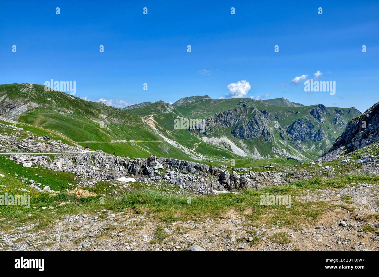 De Colle della Faunière, 2480 mètres de haut, vue sur la vallée qui descend vers Castelmagno Banque D'Images