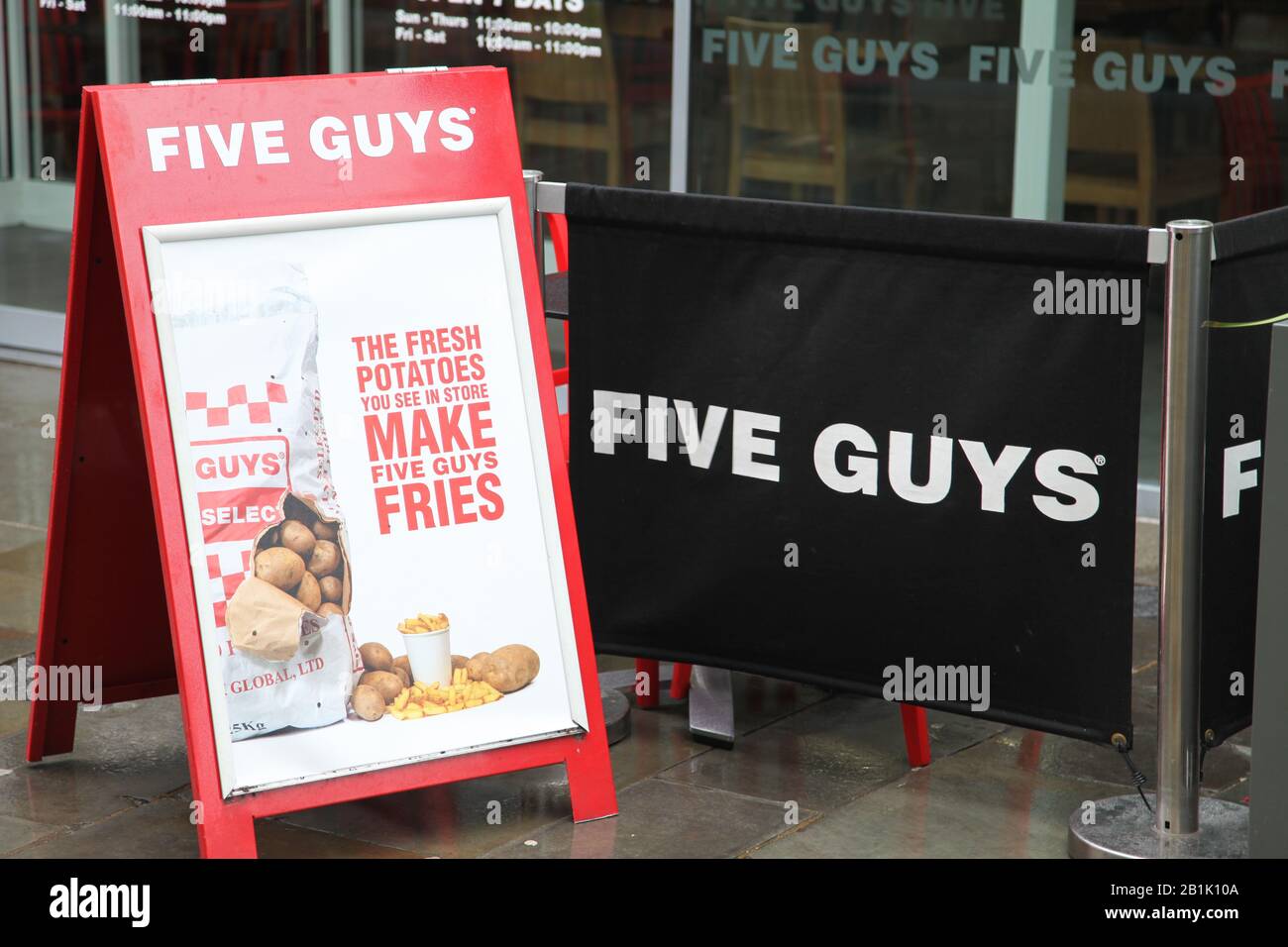 Panneau extérieur restaurant hamburger Five Guys à Guildford, Surrey, Royaume-Uni - 2020 Banque D'Images