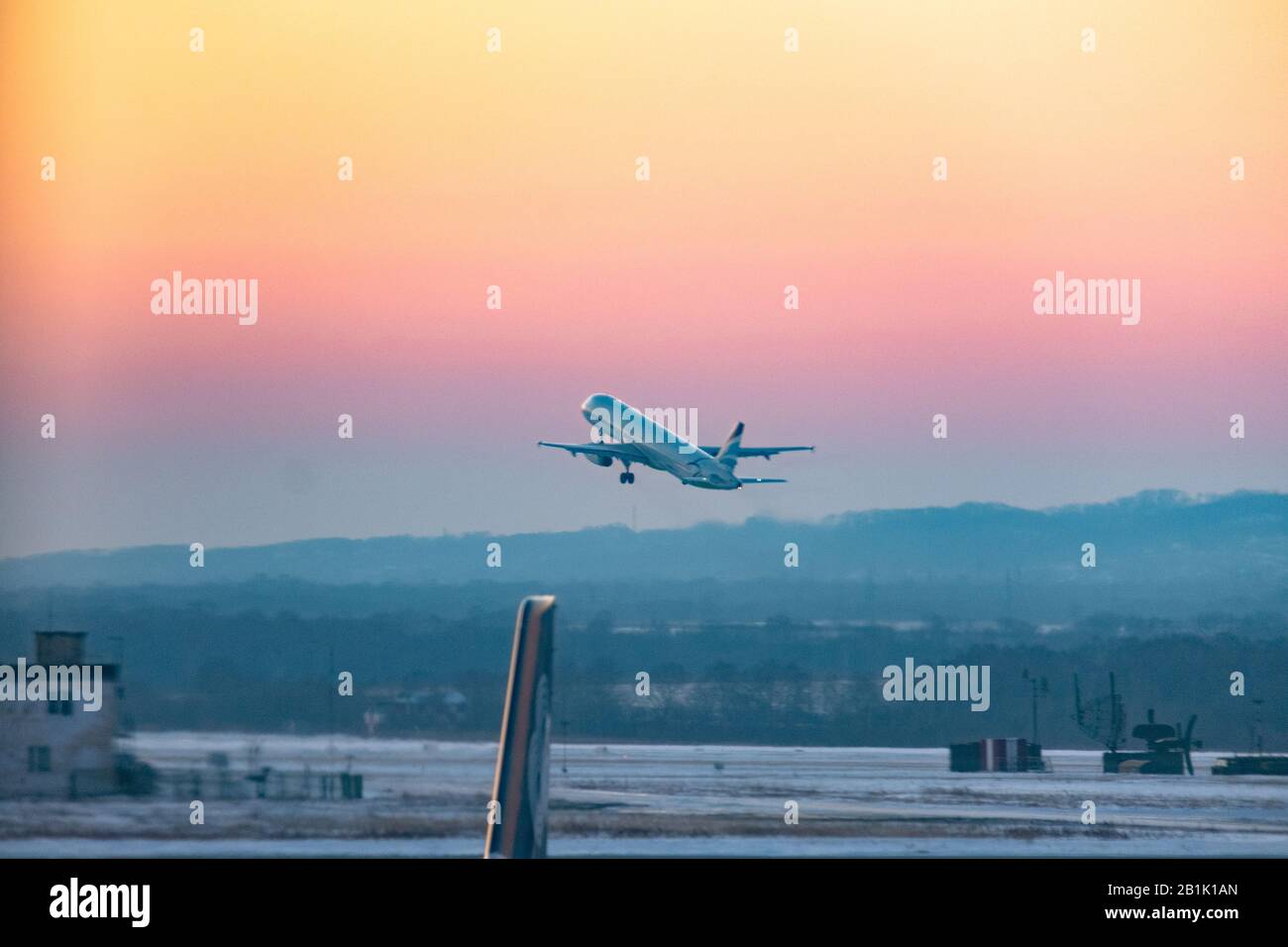 Vladivostok, RUSSIE - 10 janvier 2020: Airbus  -231 HL7763 de la compagnie aérienne Air Busan qui se prépare au décollage à l'aéroport de Knevichi Banque D'Images