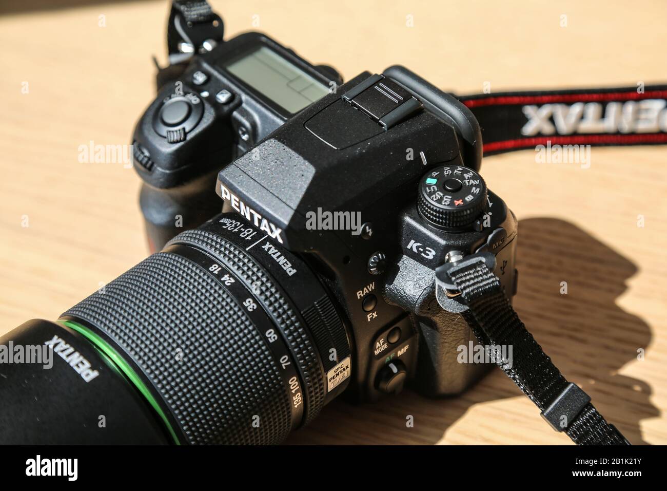 Appareil Photo Reflex Pentax K-S2 + Objectif 18-135mm WR - 20 MP, WiFi, Ecran Orientable