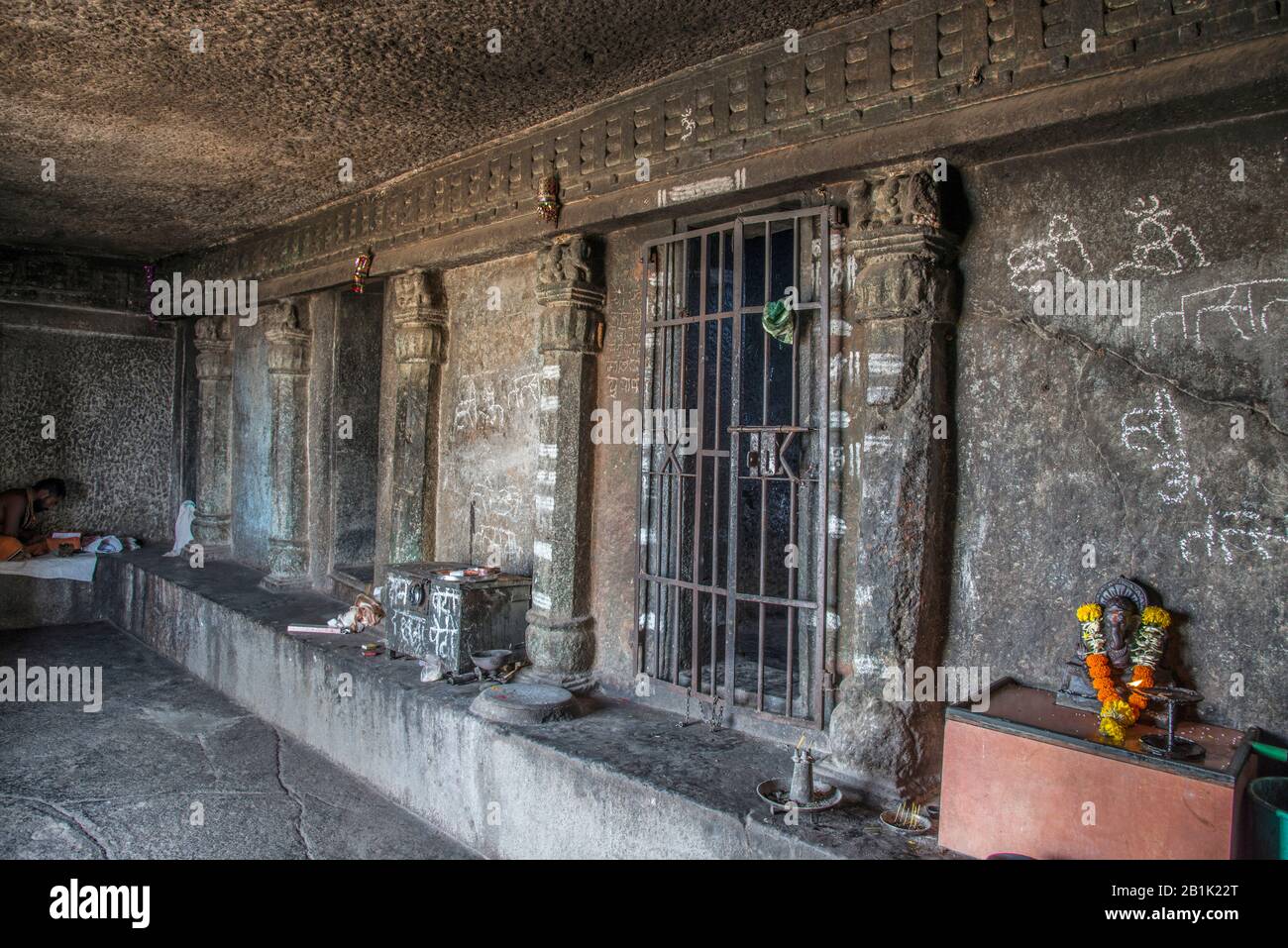 Grottes de Ghorawadi ou grottes de Shelarwadi, district Pune, Maharashtra Inde : intérieur d'un Vihara bouddhiste montrant l'ouverture vestibule avec quatre cellules au Banque D'Images