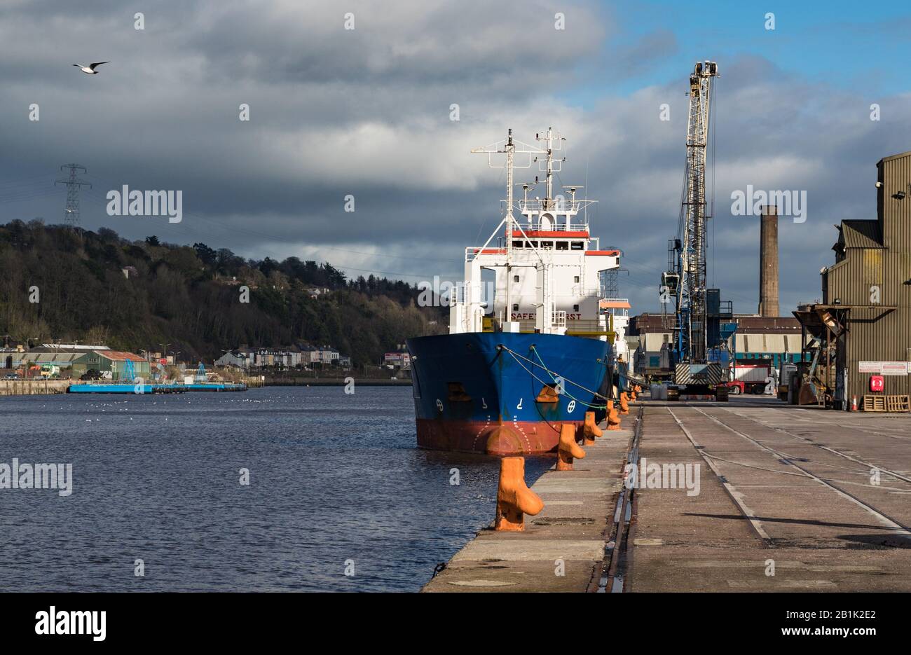 Cork City, Irlande - 24 février 2020: Navires de fret généraux déchargeant le fret au port de Cork City, Irlande Banque D'Images