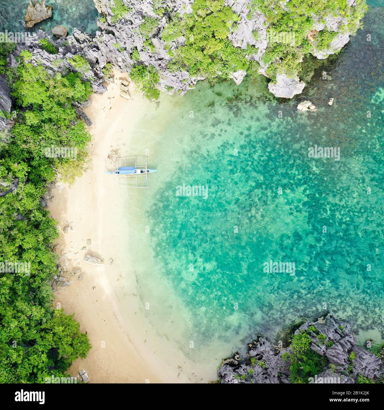 Petit lagon avec plage de sable, vue de dessus. Îles Caramoan, Philippines. Concept de vacances d'été et de voyage. Banque D'Images