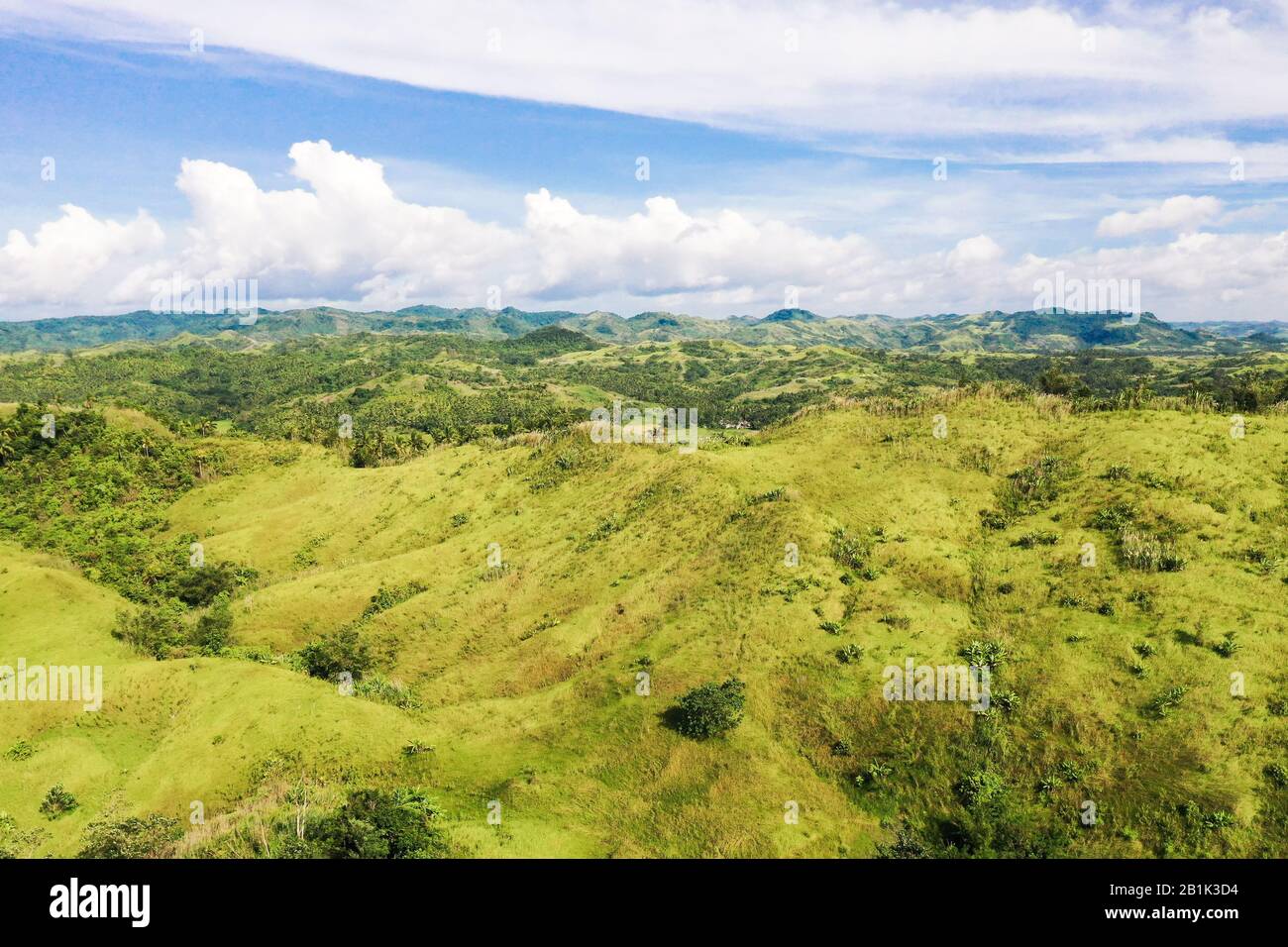 La nature des îles Philippines, Samar. Montagnes et collines par temps clair. Paysage tropical avec collines verdoyantes, vue aérienne. Banque D'Images
