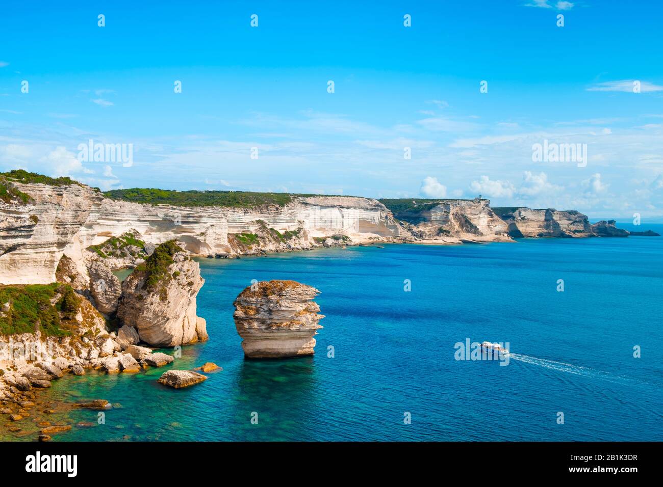 Une vue sur le paysage pittoresque des falaises sur la mer Méditerranée à Bonifacio, Corse, en France, en mettant en évidence le fameux Grain de Sable mer st Banque D'Images
